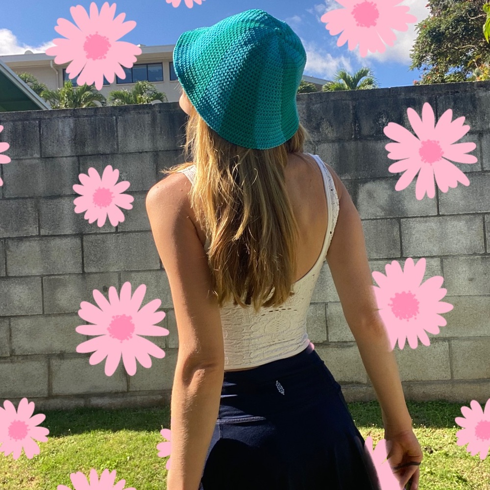 Emily Levine teal swirl crochet bucket hat 💙💚